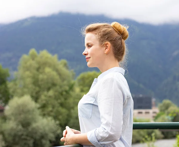 Mladá Blond Žena Čistý Vzduch Vesnici — Stock fotografie