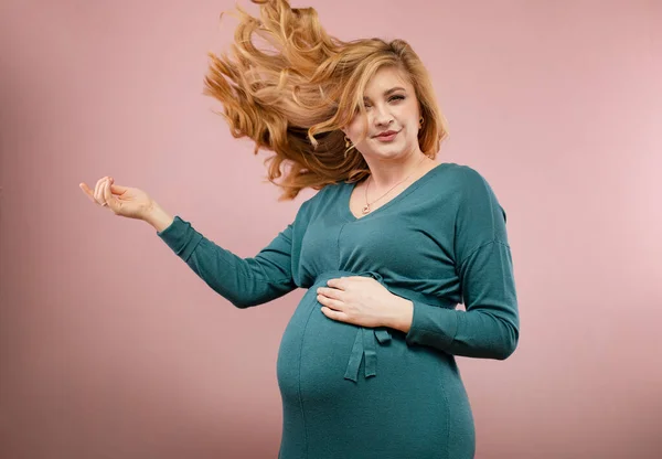 Portret Van Een Mooie Zwangere Vrouw Met Een Uitwaaierend Blond — Stockfoto