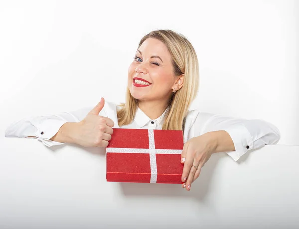 Joven Mujer Negocios Con Una Camisa Blanca Sostiene Regalo Rojo — Foto de Stock