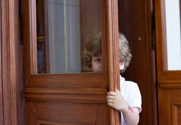 Niño Esconde Detrás Puerta — Foto de Stock