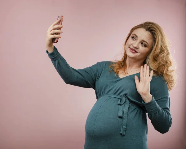 Jeune Femme Enceinte Parle Par Appel Vidéo Sur Smartphone — Photo