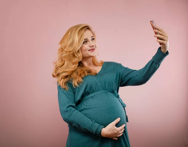 Ung Gravid Kvinna Talar Genom Videosamtal Smartphone Royaltyfria Stockfoton