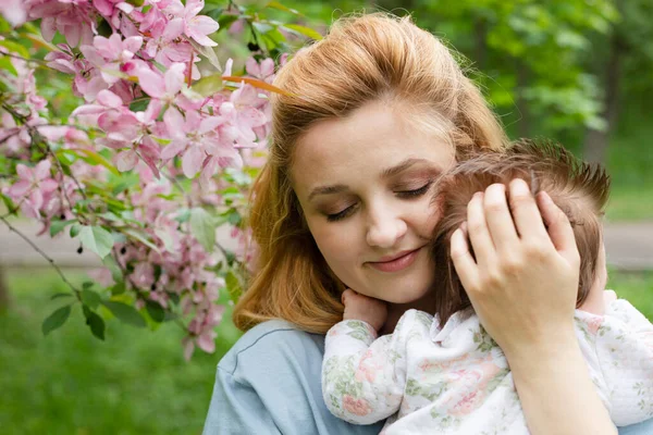 Young Mother Child Park — Stock Photo, Image