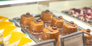 Süpermarkette kekler. Camın altındaki şekerler. Tatlı büfesi