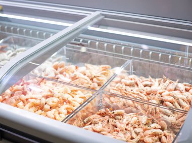 Buzdolabında donmuş deniz ürünleri var. Süpermarket yemekleri