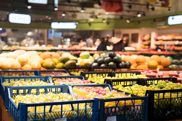 Bewaren Met Groenten Fruit Winkelen Een Supermarkt — Stockfoto