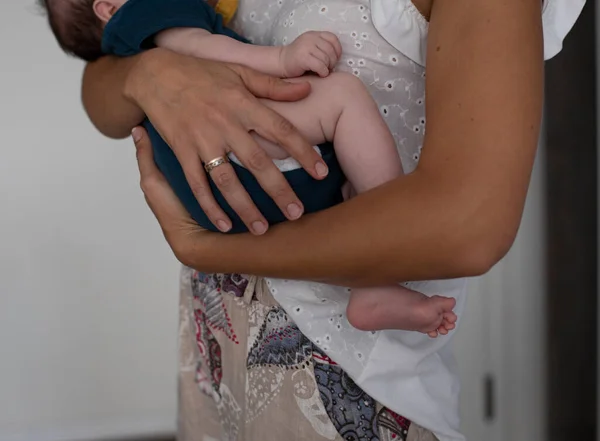 Мама Держит Ребенка Руках — стоковое фото