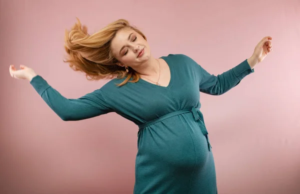 Portret Van Een Lachende Zwangere Vrouw Een Groene Jurk — Stockfoto