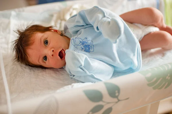 Een Maand Oude Baby Ligt Commode Tafel — Stockfoto