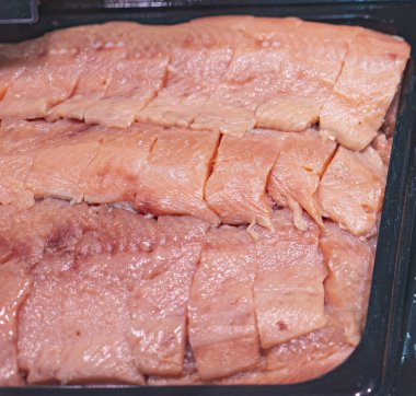 Süpermarkette tütsülenmiş ringa balığı