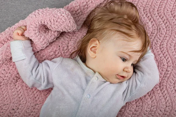 Kind Ligt Bed Met Een Roze Handgemaakte Deken — Stockfoto