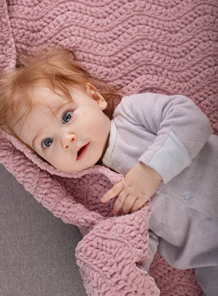 Child Lies Bed Pink Handmade Blanket — Stock Photo, Image