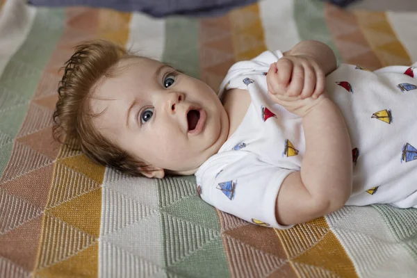 Een Baby Ligt Thuis Wieg — Stockfoto