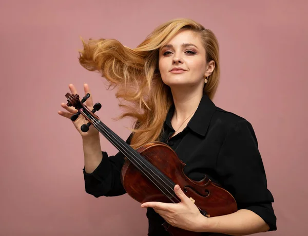 Hermosa Mujer Con Violín Rojo Aislado Sobre Fondo Rosa —  Fotos de Stock