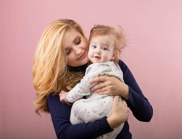 Madre Figlio Isolati Rosa — Foto Stock