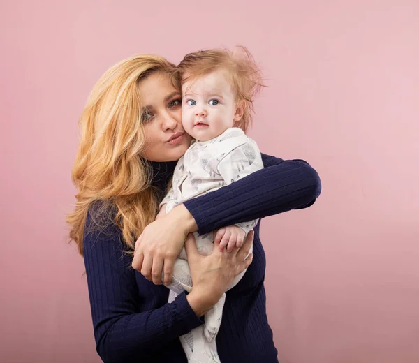 Madre Figlio Isolati Rosa — Foto Stock