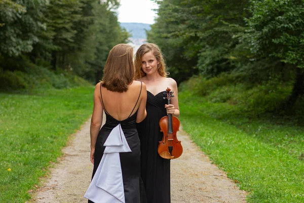 两个漂亮的女孩在外面 一个带着小提琴的金发女人概念 — 图库照片