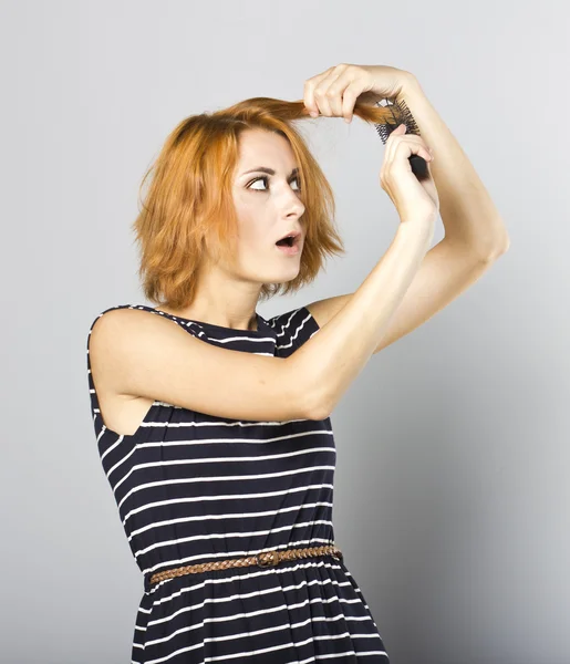 Skinny rödhårig flicka borsta hennes hair.woman hår stil mode porträtt. isolerade. närbild kvinnliga ansikte. — Stockfoto