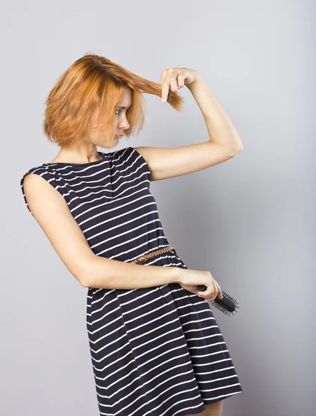Skinny redhead girl brushing her hair.Woman hair style fashion portrait. изолированы. закрыть женское лицо . — стоковое фото