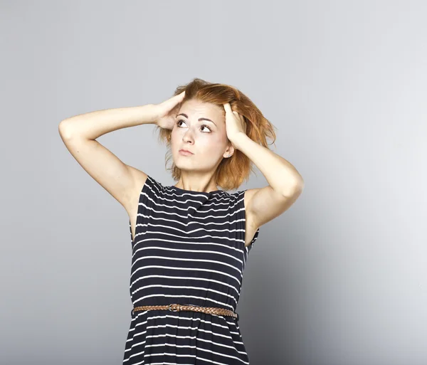 Förvånad ung flicka i snygg klänning. porträtt av rödhåriga girl.fashion kvinna stående isolerade — Stockfoto