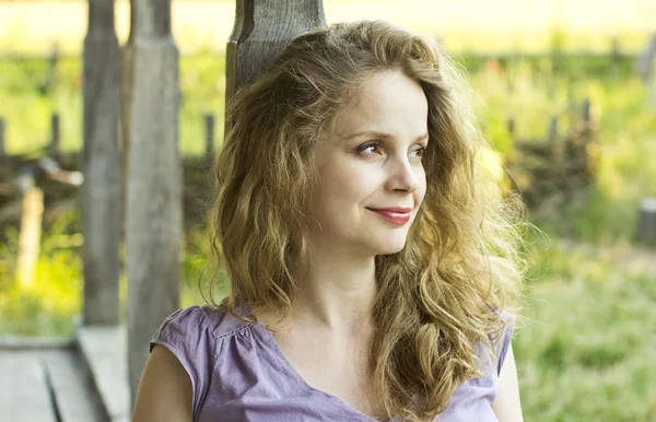 Linda loira em um campo de trigo. Rapariga a desfrutar do sol. Estilo country. Propriedade rural. mulher livre — Fotografia de Stock