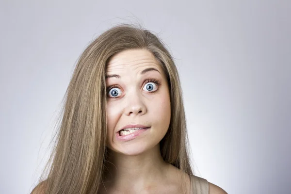 Ragazza allegra e sorpresa. Emozioni sul viso. Ritratto di una bella giovane donna — Foto Stock