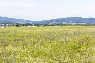 güzel dağ manzarası ile arka planda küçük bir uçak. tek bir pilot uçağı. Bozkır