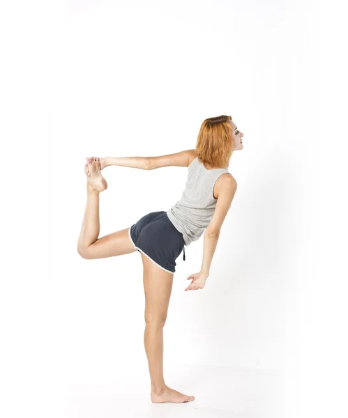 Menina magro jovem fazendo exercícios matinais. Menina bonita em pleno crescimento — Fotografia de Stock