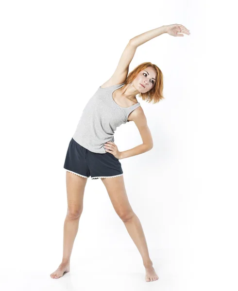 Menina magro jovem fazendo exercícios matinais. Menina bonita em pleno crescimento — Fotografia de Stock