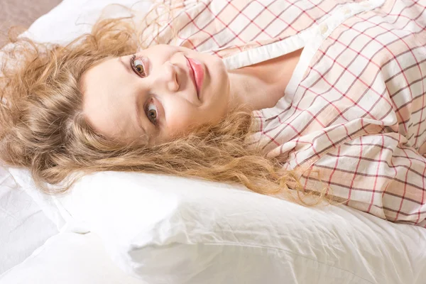 Linda loira grávida desfrutando na cama branca. Retrato de uma mulher grávida em casa — Fotografia de Stock