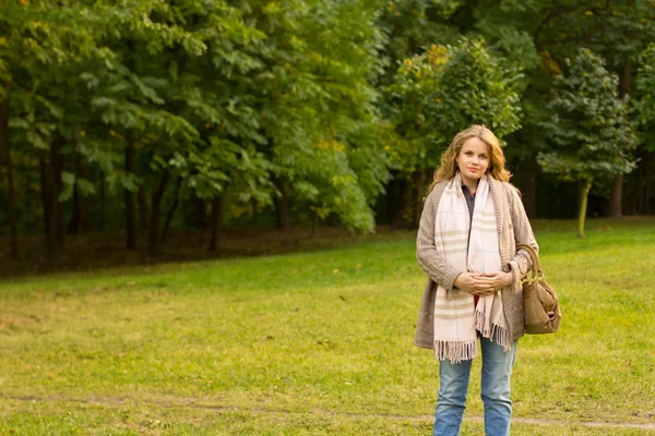 Beautiful pregnant blonde in nature. Portrait of a young pregnant woman — Stock Photo, Image