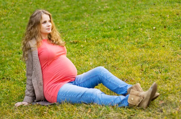 Vacker gravid blondin i naturen. porträtt av en ung gravid kvinna — Stockfoto