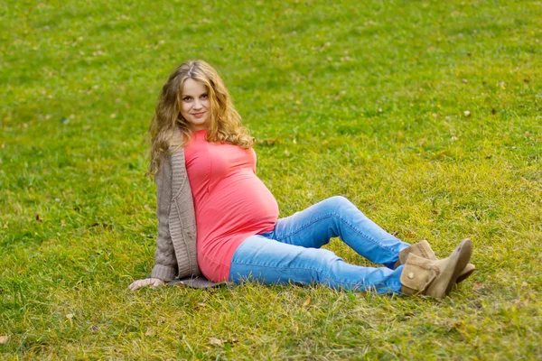 Beautiful pregnant blonde in nature. Portrait of a young pregnant woman — Stock Photo, Image