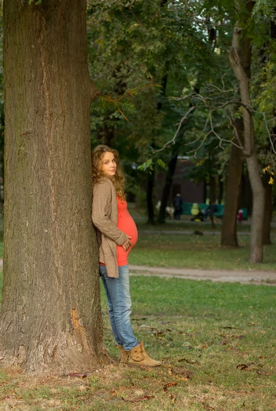 Mooie zwangere blonde in de natuur. Portret van een jonge zwangere vrouw — Stockfoto