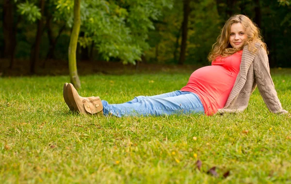 Belle blonde enceinte dans la nature. Portrait d'une jeune femme enceinte — Photo