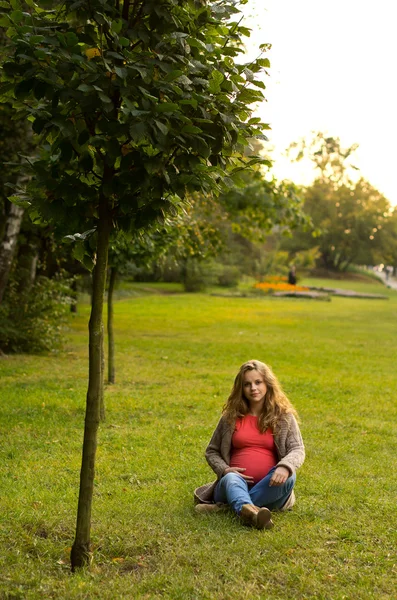 自然の中で美しい妊娠中のブロンド。妊娠中の若い女性の肖像画 — ストック写真