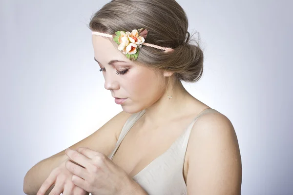 Mooi mooi meisje met een bloem op haar hoofd — Stockfoto