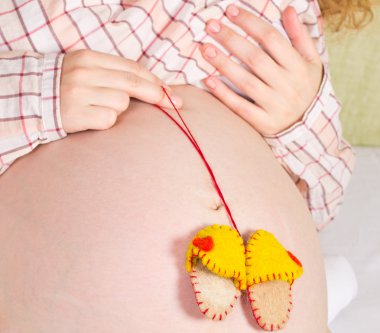 evde büyük bir göbek güzel hamile sarışın kadınla