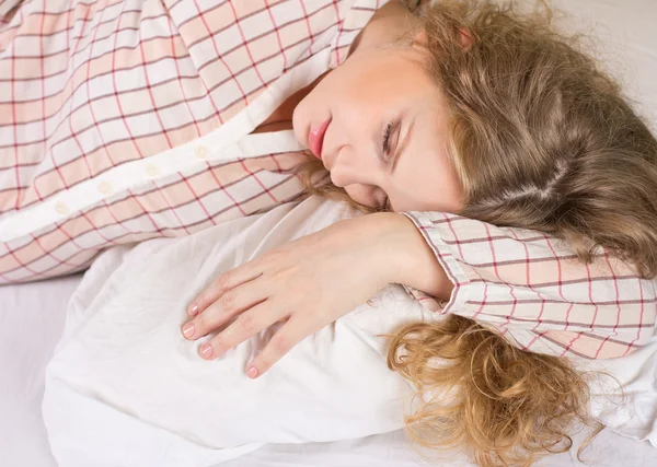 Mooie zwangere blonde vrouw met een grote buik thuis — Stockfoto