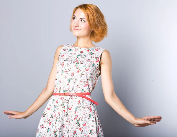 Hermosa chica joven delgada en un vestido corto. Retrato de moda . — Foto de Stock