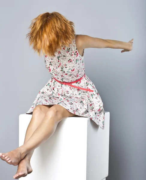 Hermosa chica joven en un vestido de cóctel corto. Retrato de moda. estilo de pelo — Foto de Stock