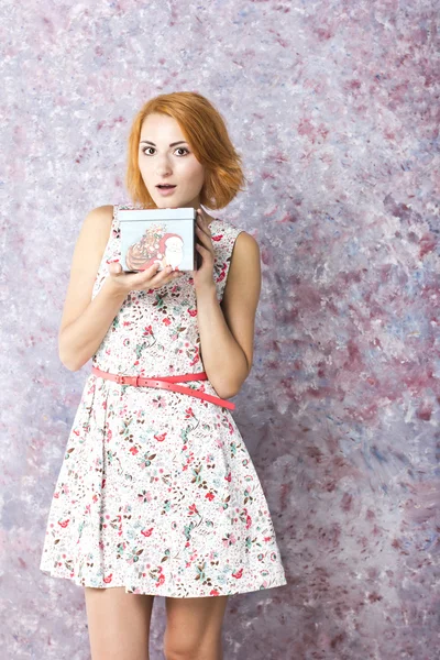 Hediye kutusu elinde güzel kızıl saçlı kız. Kısa bir elbise güzel genç kız portresi — Stok fotoğraf