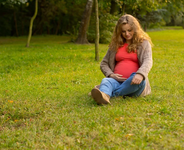 Hermosa rubia embarazada en la naturaleza. Retrato de una joven embarazada — Foto de Stock