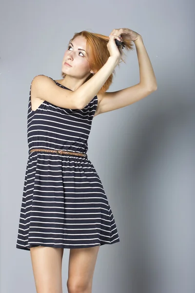 Hermosa chica se encarga del pelo rojo corto. Retrato de una chica jóven. Retrato de moda de estilo de pelo de mujer —  Fotos de Stock