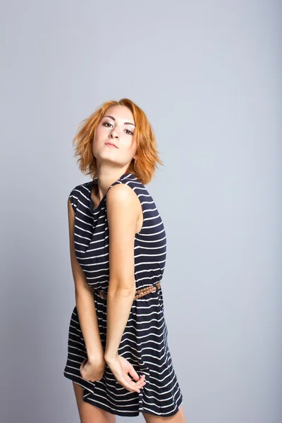 Mooi meisje zorgt voor de korte rood haar. Portret van een jong meisje. Vrouw haar stijl mode portret — Stockfoto