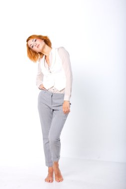 beyaz zemin üzerinde mutlu şık Kırmızı saçlı kız. bir iş kadın portresi