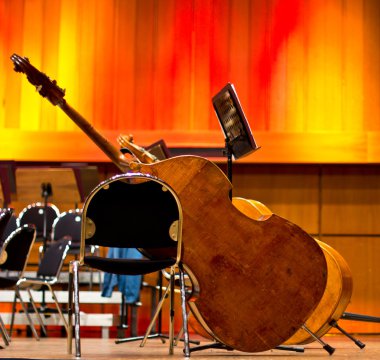 boş bir binası önünde sahnede kontrbas