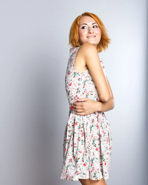Krásná mladá dívka v krátké koktejlové šaty. módní portrét. účes — Stock fotografie
