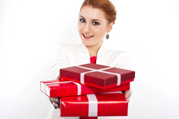 Jeune fille en robe rouge avec cadeau boîte rouge. Belle fille aux cheveux roux sur blanc . — Photo