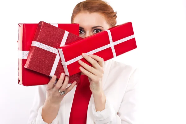 Jeune fille en robe rouge avec cadeau boîte rouge. Belle fille aux cheveux roux sur blanc . — Photo